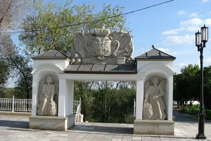 Памятник казаку оренбург. Обелиск оренбург. Памятник пушкина и даля в оренбурге. Памятник в п чкалову оренбург. Чкалов памятник оренбург.