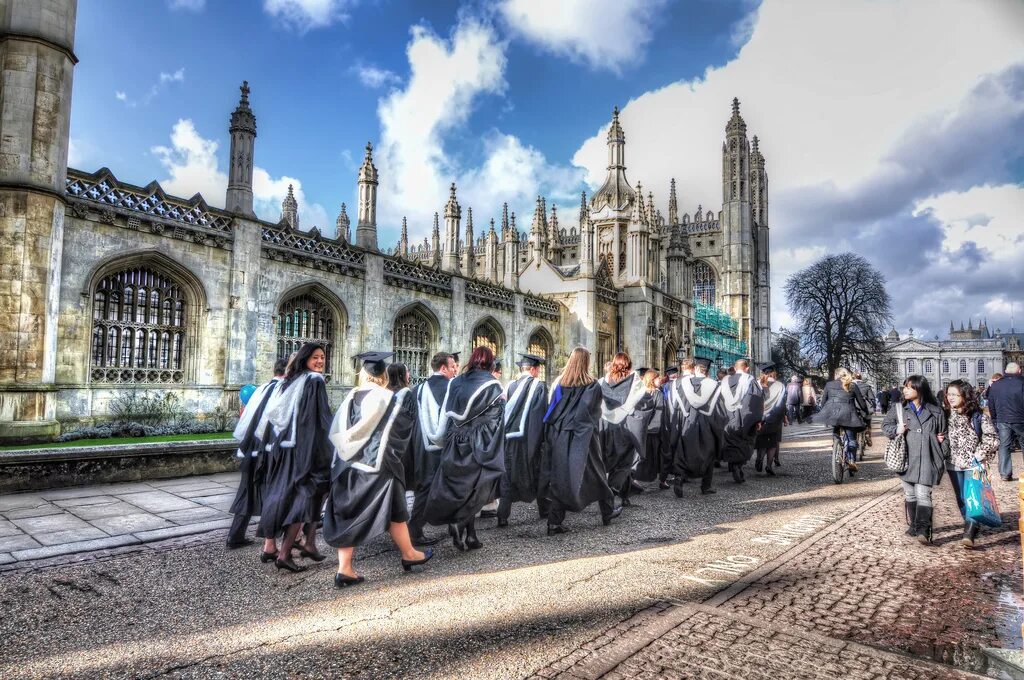 Students cambridge cambridge university. Выпускники Кембриджского университета. Оксфорд университет 2021. Оксбридж университет Великобритании. Кембриджский университет выпускники Кембриджского университета.