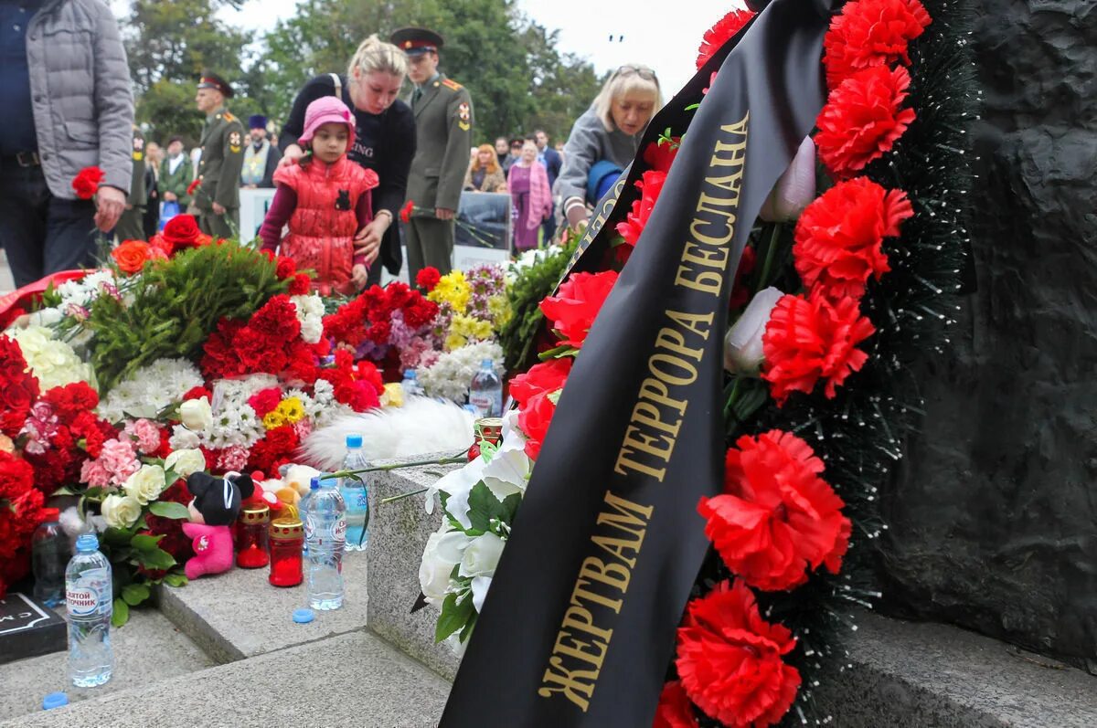 Трагедия в марте 2012 года. Теракт в Беслане 1 сентября. Трагедия в Беслане 3 сентября 2004. Беслан трагедия 1 сентября.