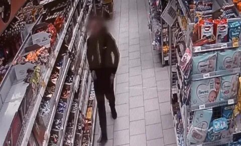 Совершила кражу в магазине