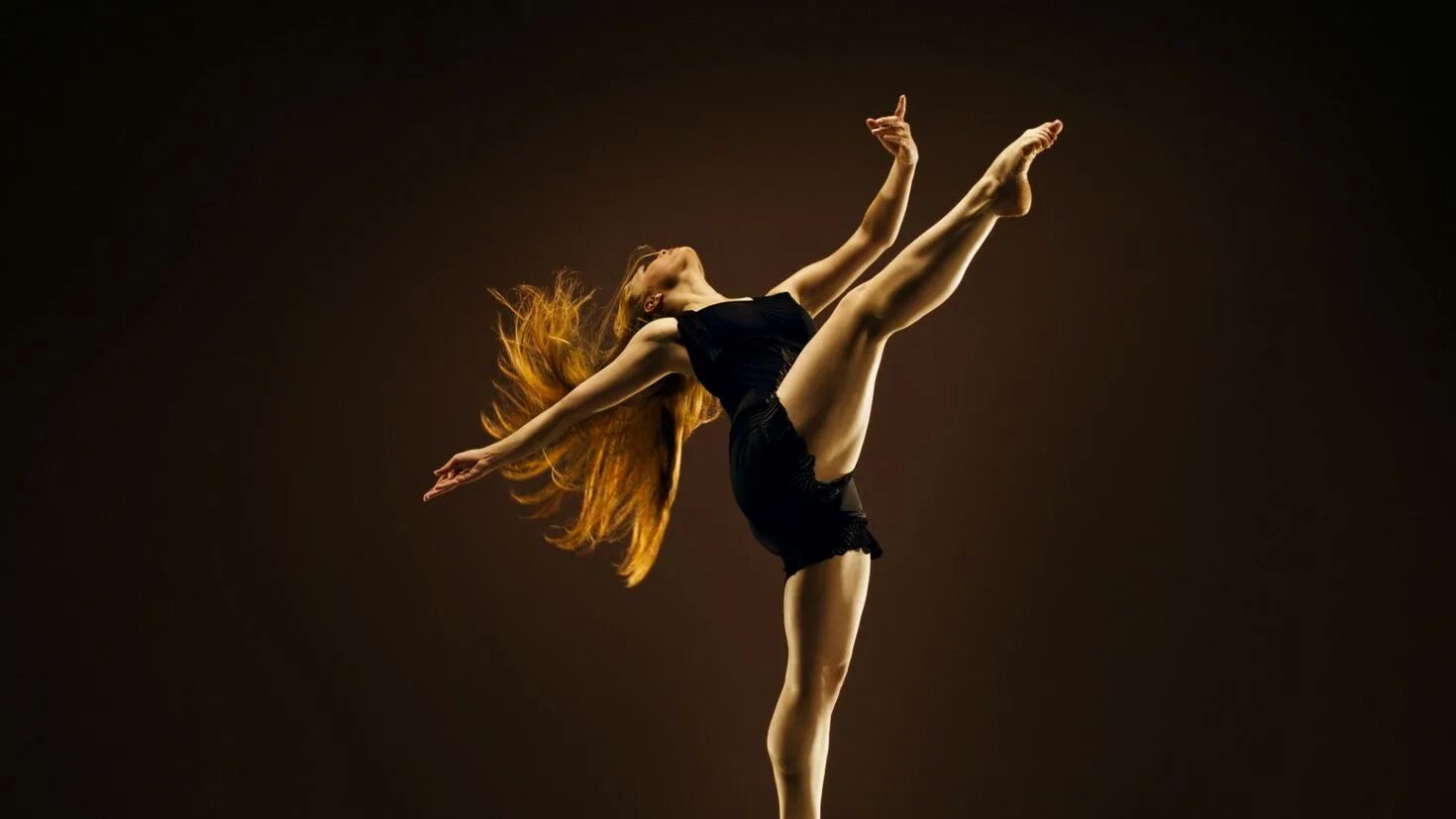 Все в движении музыка 2. Современные танцы. Танцующая девушка. Девушка в движении. Танцор Контемпорари.