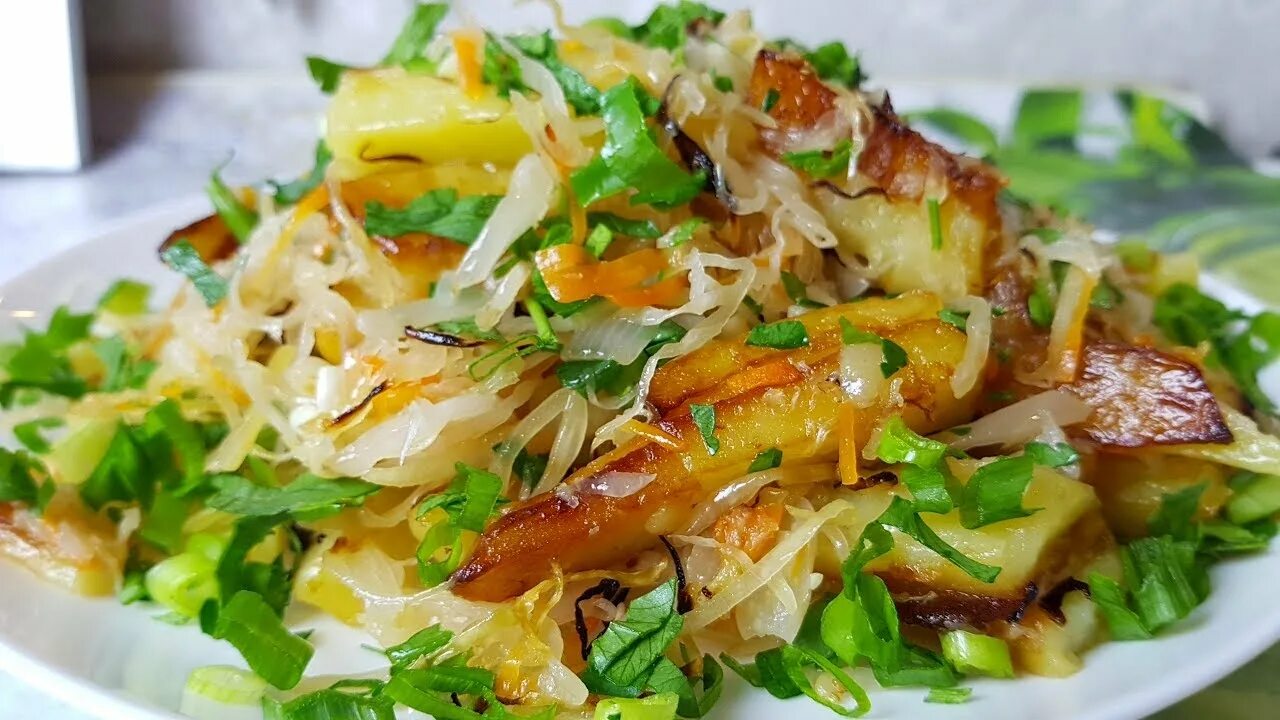 Как приготовить картошку с квашеной капустой. Жареная картошка с капустой. картошка с квашеной капустой. картофель жареный с капустой. жареная картошка с квашеной капустой.