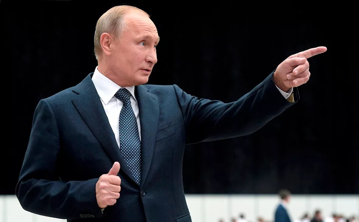 путин два пальца. путин грозит кулаком. владимир владимирович фак. покажи председателя. путин указывает пальцем.