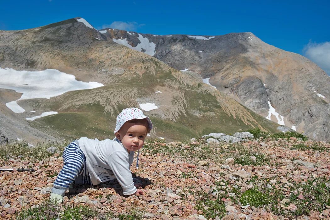 Mountain child. Малыш в горах. Мама с ребенком в горах. Лагонаки с детьми. Горы мама.