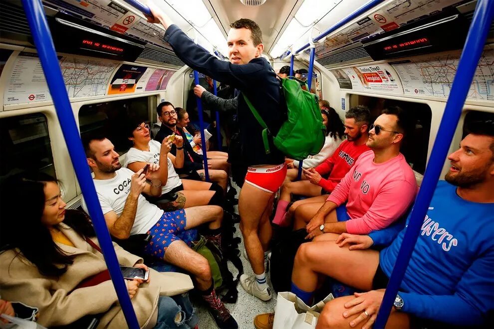 День без штанов в метро Нью-Йорка. No Pants Subway Ride 2020. День в метро без штанов no Pants Subway Ride Day США. День без штанов в метро Лондона. Сон без штанов