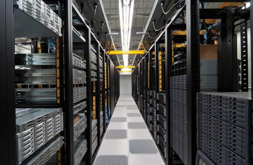 Центр обработки данных. Datacenter цод. серверная. серверное оборудование. сервер в датацентре.