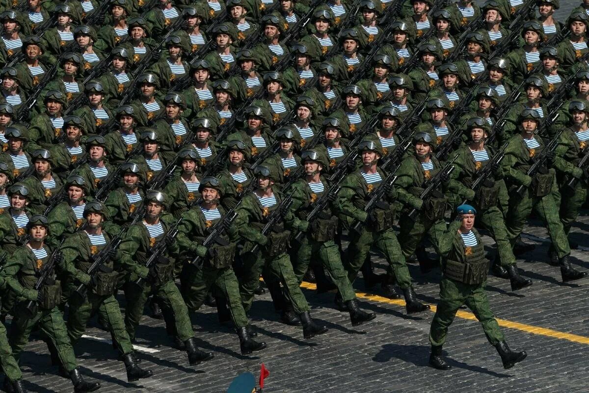 Строй русских солдат. Строй солдат. Шеренга солдат. Военный в строю. Строй военнослужащих.