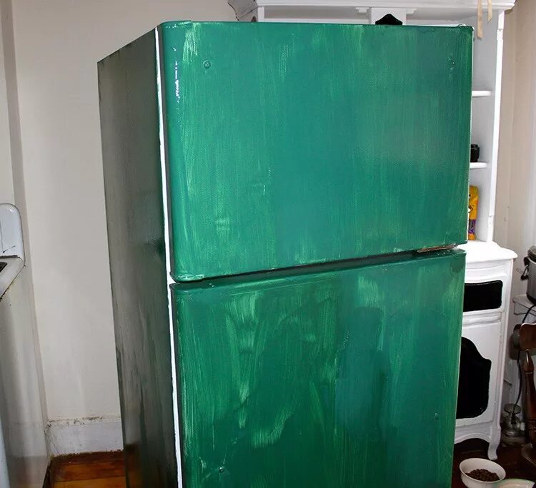 Покрасить холодильник в домашних условиях какой краской. Перекраска холодильника. Перекрашенный холодильник. Крашеный старый холодильник. Покрасить холодильник.