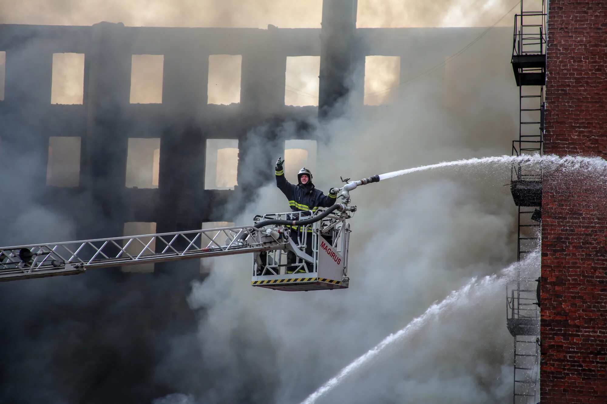 Пожар в санкт петербурге невская мануфактура. Невская мануфактура пожар на фабрике в петербурге. Пожар в царском селе. Пожар корвета проворный на северной верфи в санкт-петербурге. Невская мануфактура пожар на фабрике в петербурге.