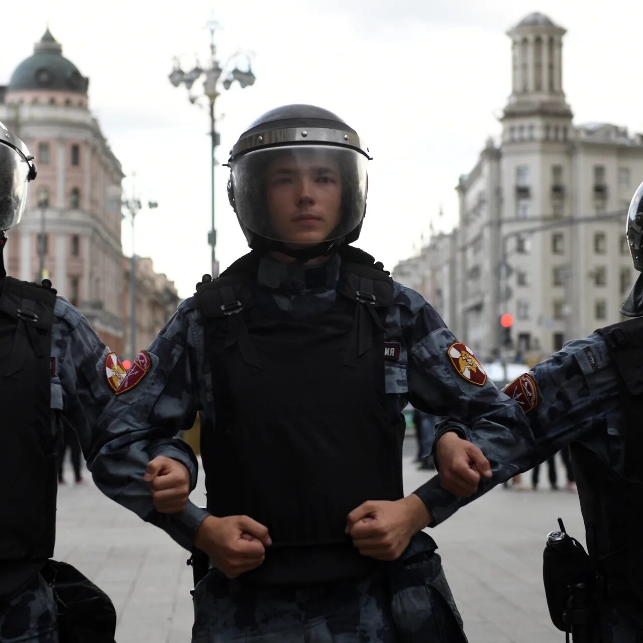 Росгвардейцы на митинге. Массовые беспорядки Росгвардия. Рос Гвардеец на митинге. Росгвардия на митинге. Видео а 4 полицейский