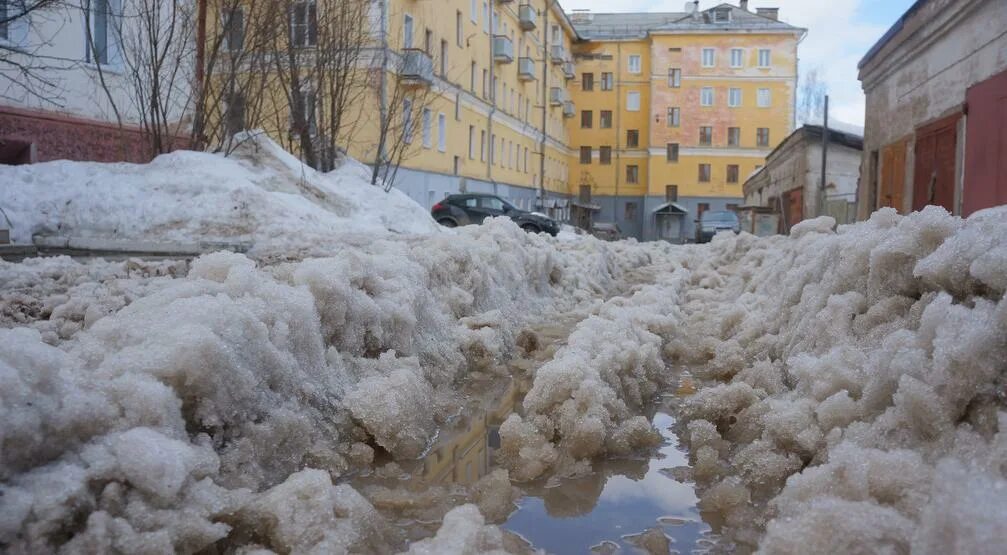 Тает снег. Такт сне в городе. Тает снег в городе. Таяние снега в Москве. Тающие сугробы снега