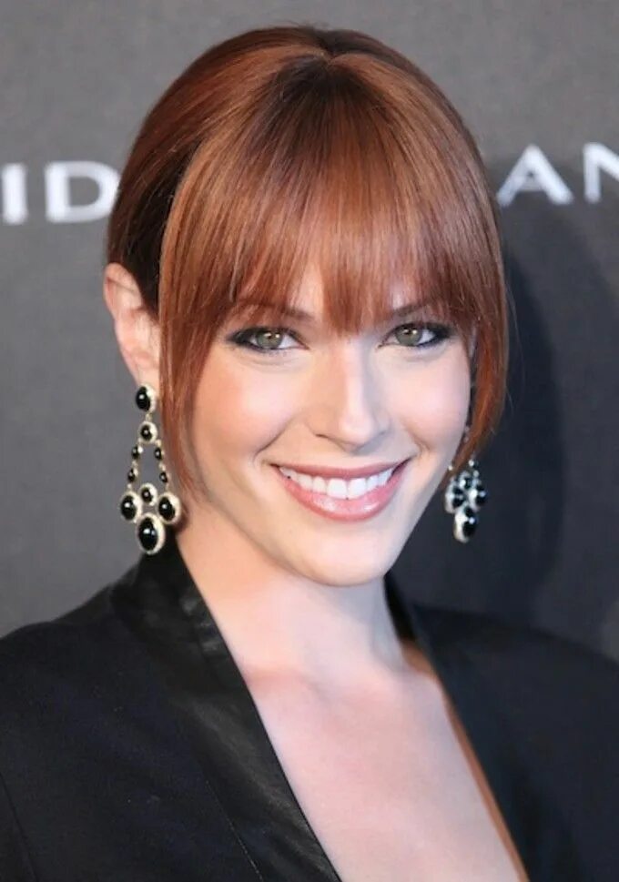 Челка полукругом с удлиненными. Челка полукругом с удлиненными. Челка полукругом с удлиненными. Стрижки с густой челкой. Роуз бирн прямые волосы.