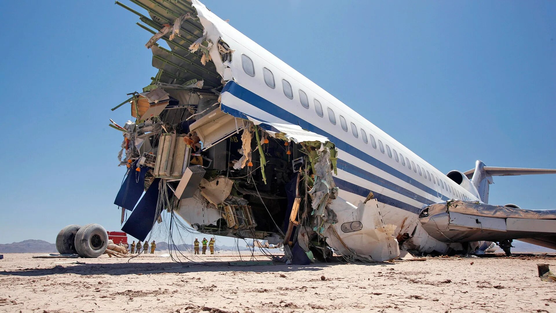 Покажи крушение. Катастрофа Boeing 727 в котону. Авиакатастрофа Боинг 727. Катастрофа Boeing 727 на Синае.