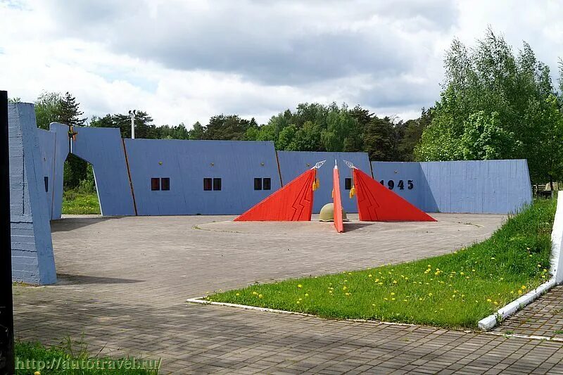 Памятник в поселке снегири. Снегири мемориальный комплекс рубеж славы. Мемориальный комплекс в п.Снегири. Мемориал рубеж Ленино-Снегиревский. Мемориал Снегири Московская.