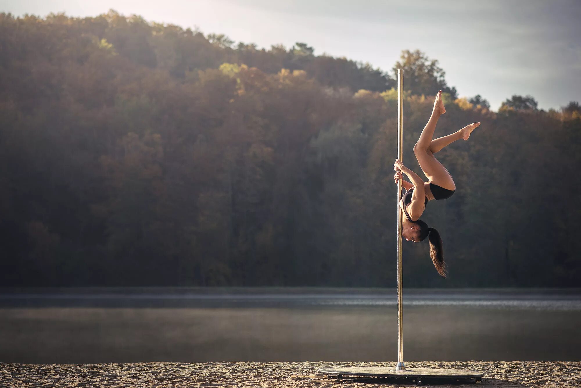 Pole art. Фотосессия на пилоне на природе. Пилон на природе. Красивая девушка на пилоне. Пол дэнс.