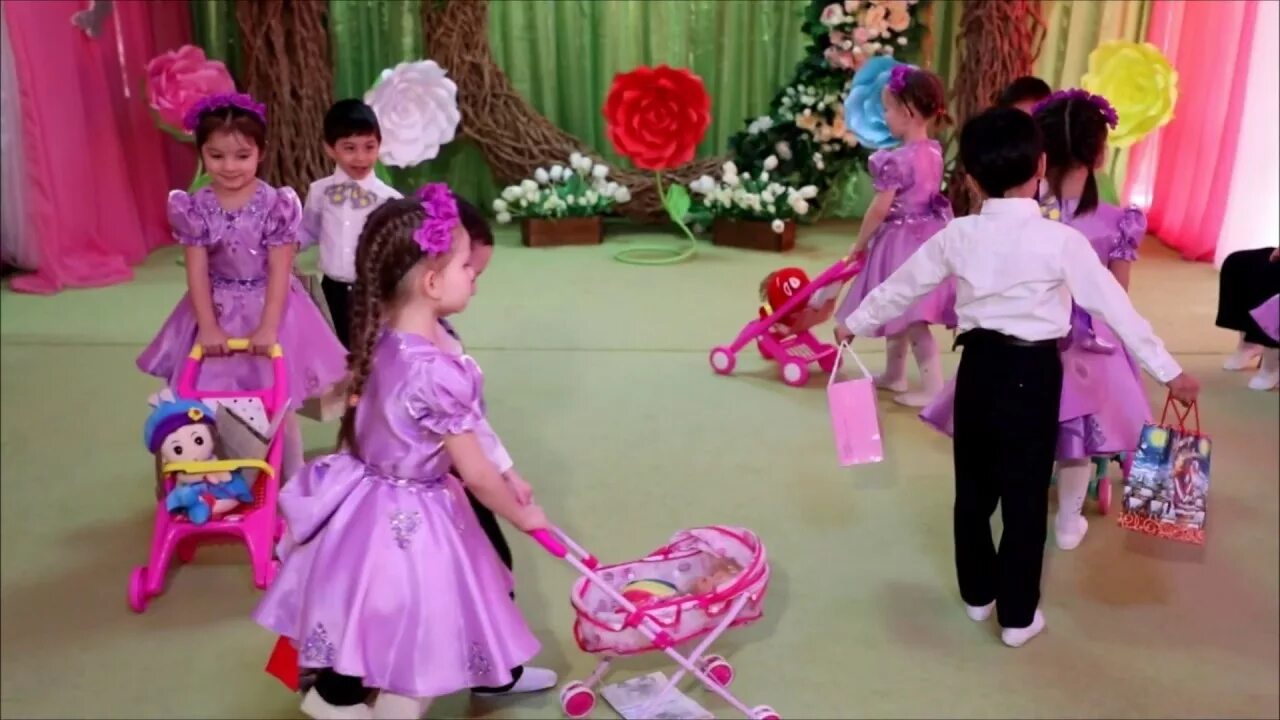 Сценка девочки мамы. Танец с колясками в детском саду. Танец девочек с колясками. Танец с колясками в средней группе.