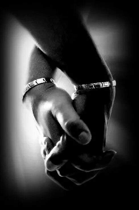Ее рука и есть телефон. Мужская и женская рука. Мужские руки в наручниках. Руки в наручниках любовь. Руки влюбленных в наручниках.