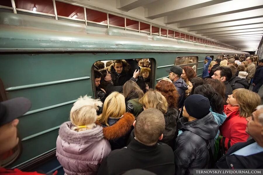 Метро Москва час пик вагон. Час пик в метро в Москве Текстильщики Кузьминки. Метро час пик Москва Выхино вагон. Давка в метро Москва.