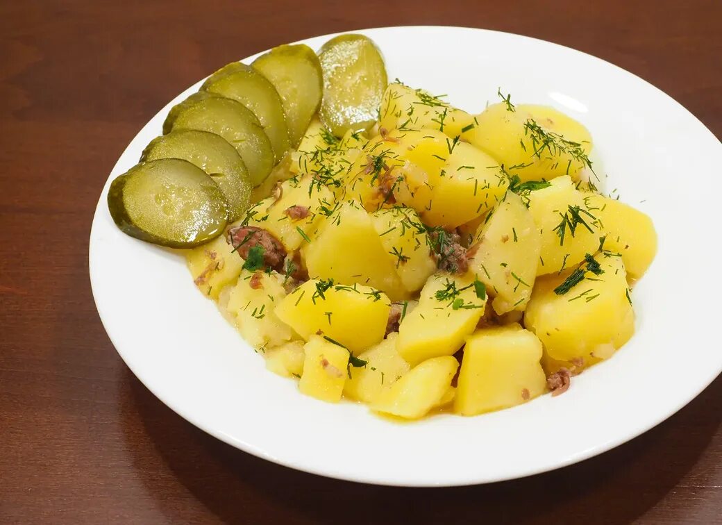 Картошка с грибами в мультиварке редмонд. Картошка с тушенкой. вареная картошка с тушенкой. картошечка с тушенкой. томленая картошка с тушенкой.
