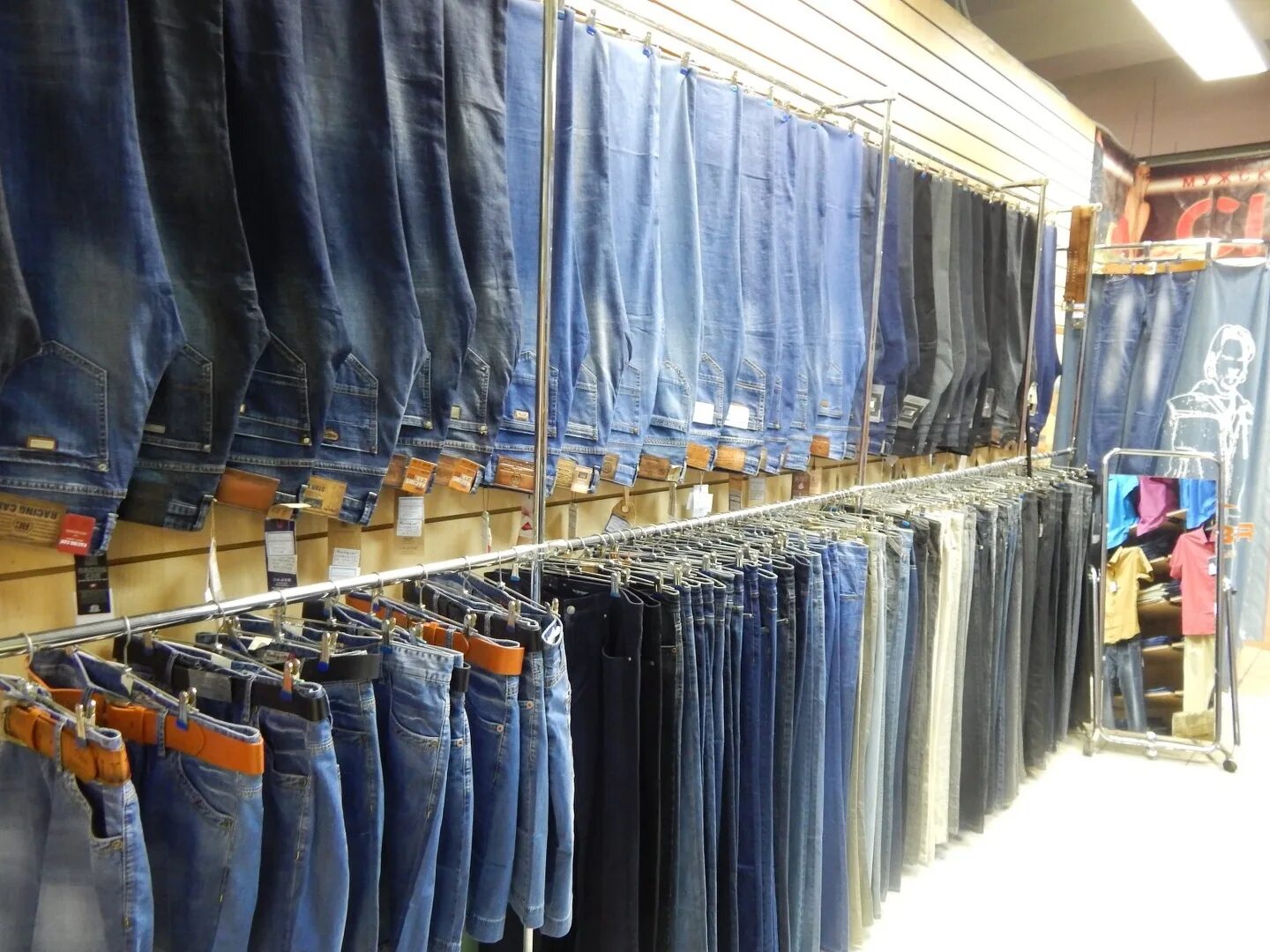 магазин джинсов. джинсы в магазине. джинсы в магазине фото. джинсы в магазине фото. много джинсов.