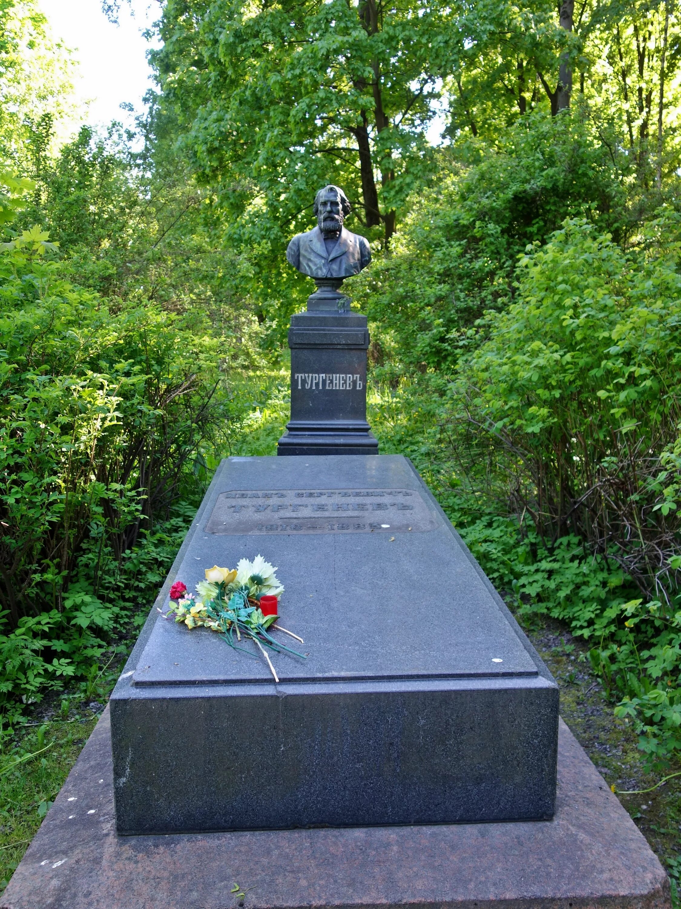 Тургенева синь. Могила Тургенева на Волковском кладбище. Литераторские мостки могила Тургенева. Могила Тургенева в Петербурге. Волковское кладбище Санкт-Петербург Тургенев.