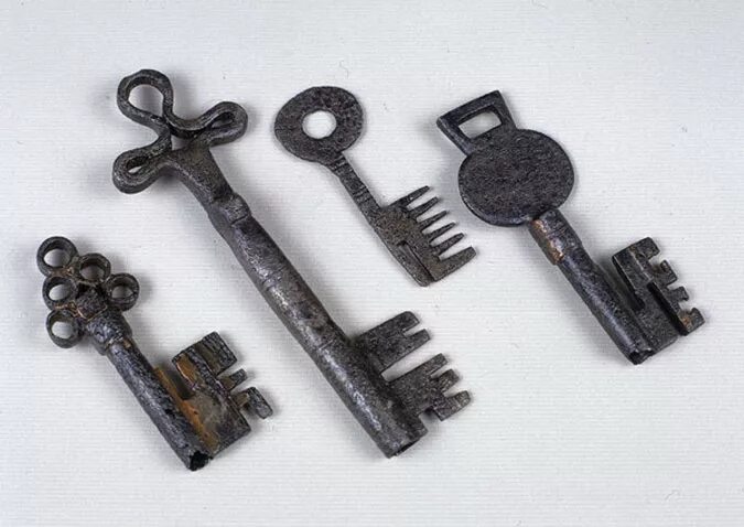 Уникальный ключ. Ключи в древности. Античные ключи от замков. Ключ кованый старинный для замка. Древние китайские замки и ключи.