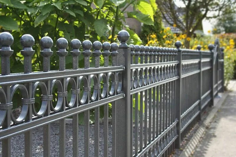 Покраска металлического забора. Металлический забор. Крашеный забор металлический. Красивый Железный забор. Чугунный забор.