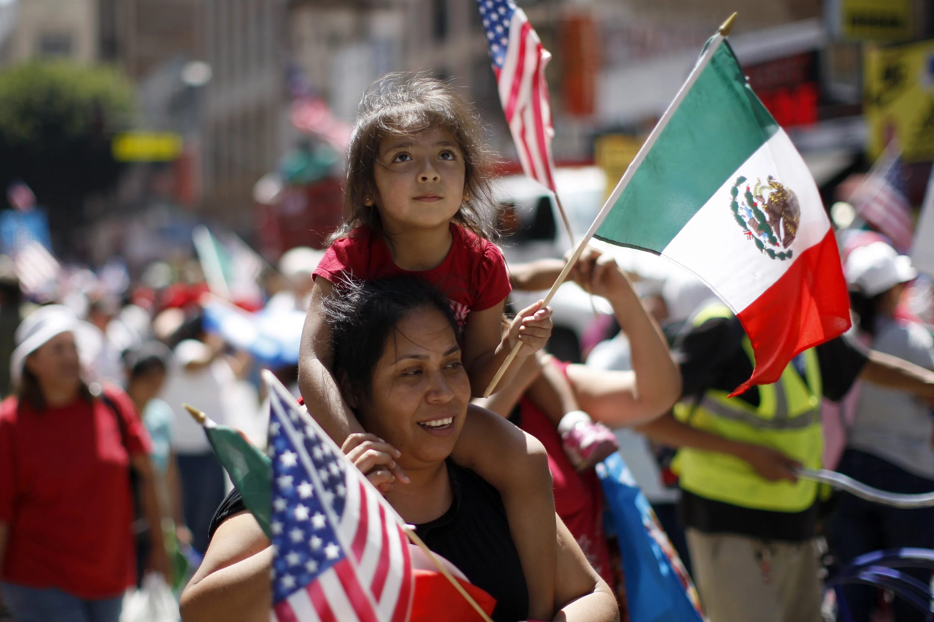 Потомки французских эмигрантов составляют значительную часть населения. Латиноамериканцы в США. Иммигранты из Латинской Америки в США. Иммигранты из Мексики в США. Мексиканцы и американцы.