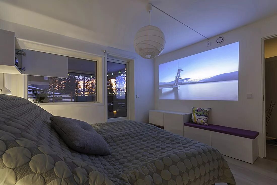 Проектор в домашних условиях. Проектор в спальне. Телевизор в спальне. Проектор в интерьере. Комната с проектором.