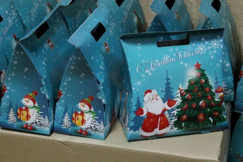 Новогодний подарок детям 3. Новогодние кульки для детей. новогодние подарки для детей в садик. новогодний подарок для детей в детском саду. подарки новогодние детские кульки.