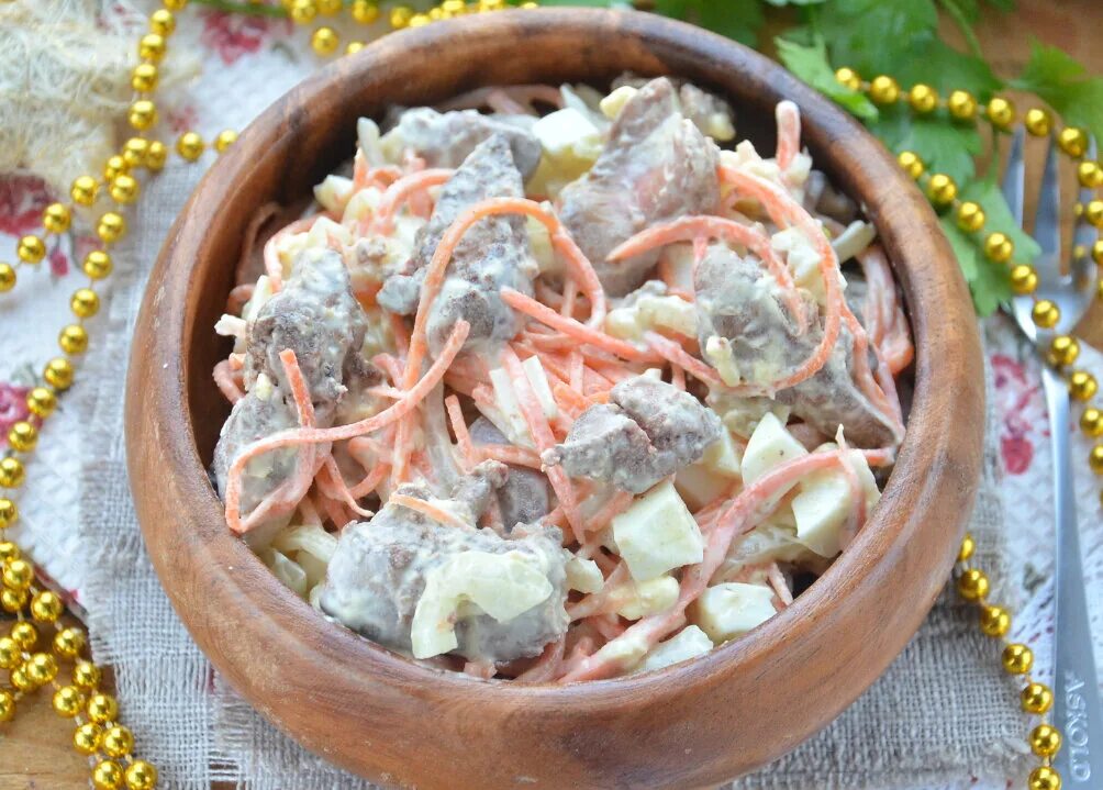 Салат с корейской морковью. Салат с печенкой куриной и корейской морковкой. Салат с печенкой и корейской морковью. Салат с печенью и корейской морковью.