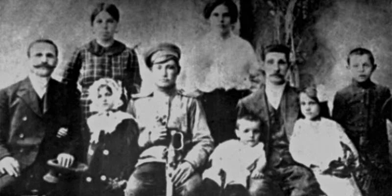 Брежнев родители. Брежнев родители. Брежнева (1874 - 1930). Брежнева (1874 - 1930). Брежнев в молодости.