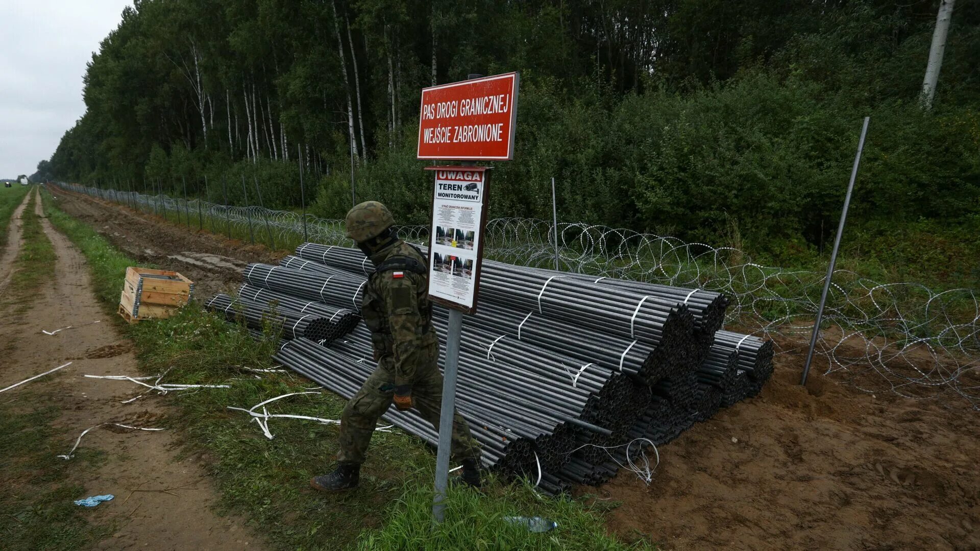 Граница Польши и Белоруссии. Заграждения на границе Польши и Белоруссии. Забор на границе с Польшей и Беларусью. Белорусско-польская граница границы Польши.