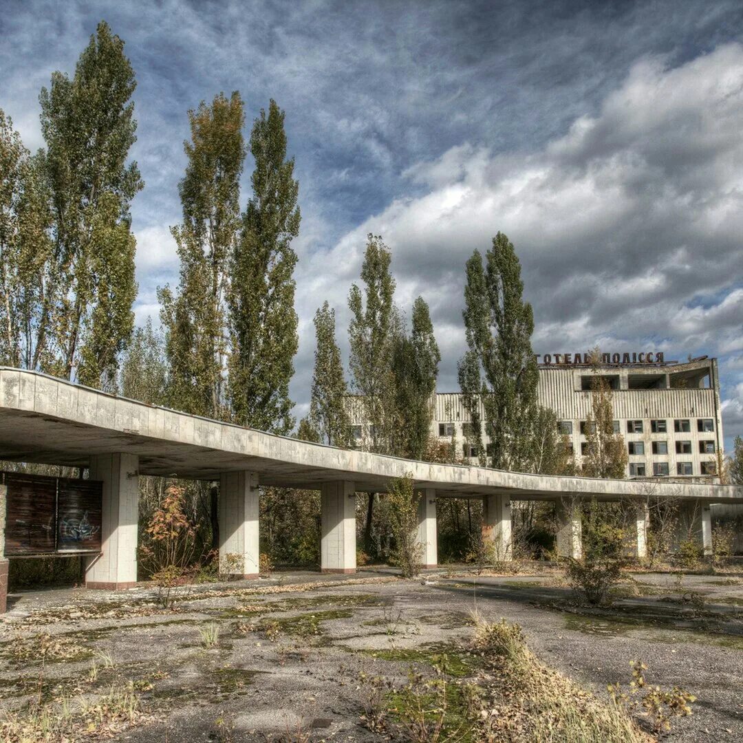 Город во франции припять. Колоннада Припять. Чернобыль Припять. Город Припять. Чернобыль колоннада.