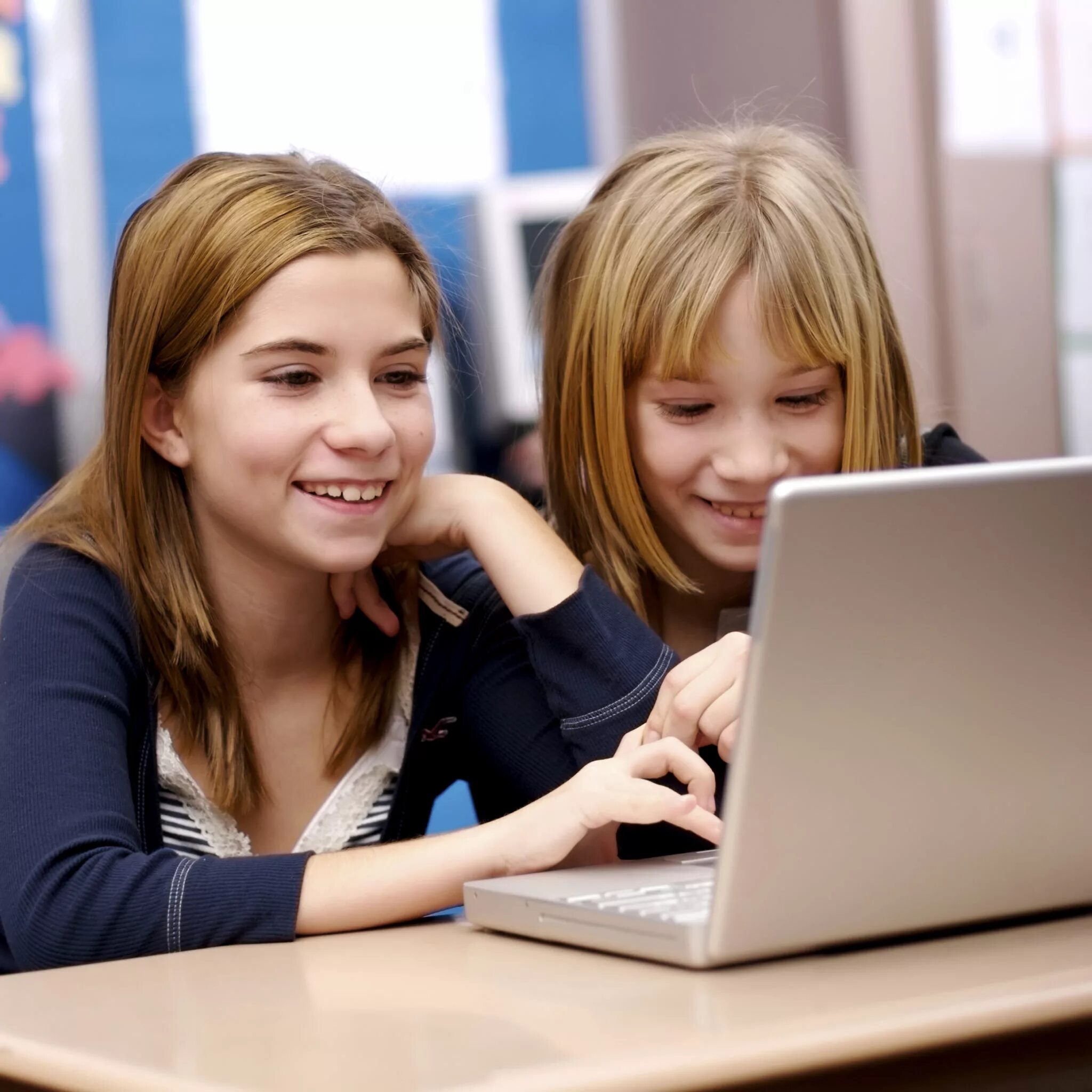 Подросток за компьютером. Школьники подростки. Школьники за компьютером в школе. Дети за компьютером в школе.