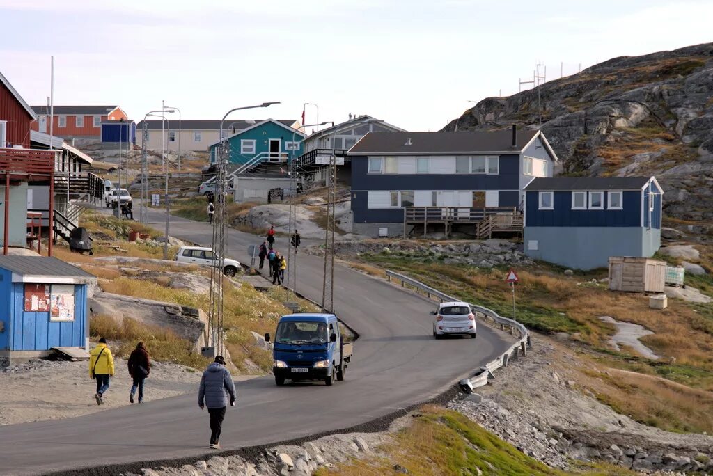 Исландия спальный район. Живут ли люди в гренландии. Поселение нуук гренландия. Иллоккортоормиут гренландия. Гренландия зеленая страна.