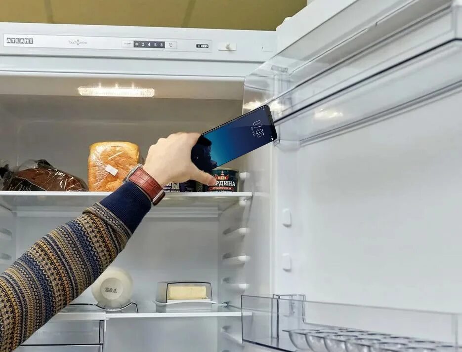 Холодильник сильно греется. Смартфон в морозильнике. Холодить. Кладет телефон в морозильник. Что будет если смартфон положить в морозилку.