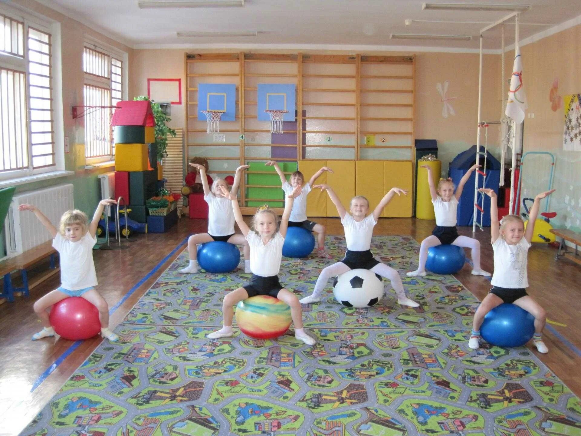 Зарядка для 4 5 лет. Физкультурные занятия в детском саду. Занятия физкультурой в детском саду. Занятия физкультурой в ДОУ. Физкультура для детей дошкольного возраста.