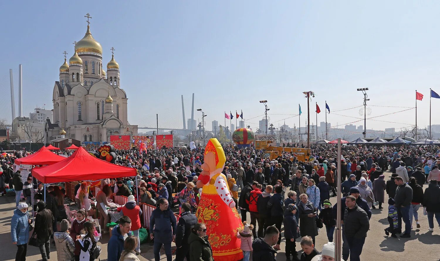 Масленица во владивостоке 2024. Масленица Владивосток. Масленица в Суздале. Масленичный поезд Владивосток. Масленица в Суздале фото.