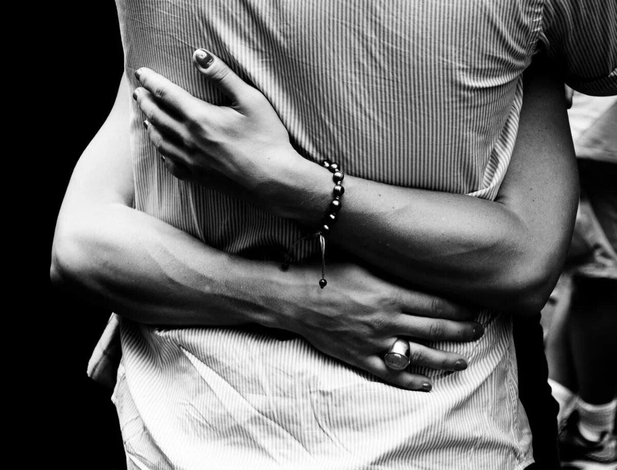 Парень крепко обнял. Объятия. Крепкие объятия. Крепкие мужские объятия. Мужчина и женщина обнимаются.