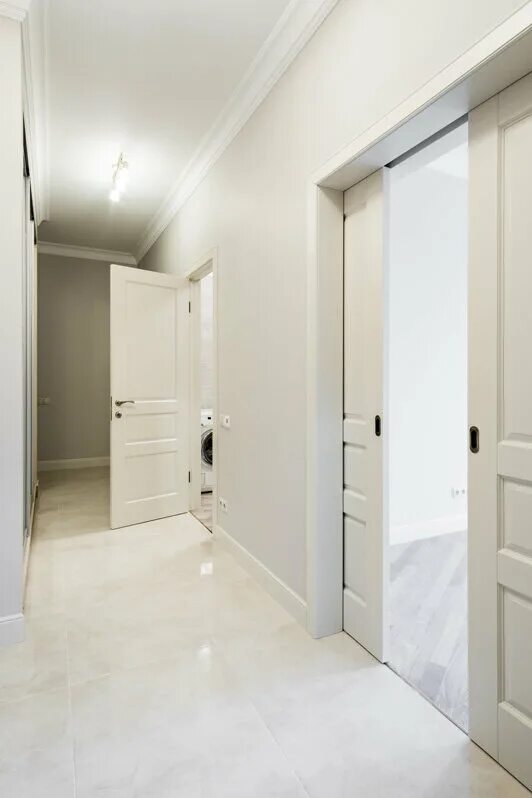 прихожая в классическом стиле. нестандартные межкомнатные двери. визуально удлиненные двери. двери деко дорс 11. дверь с широким наличниквми.