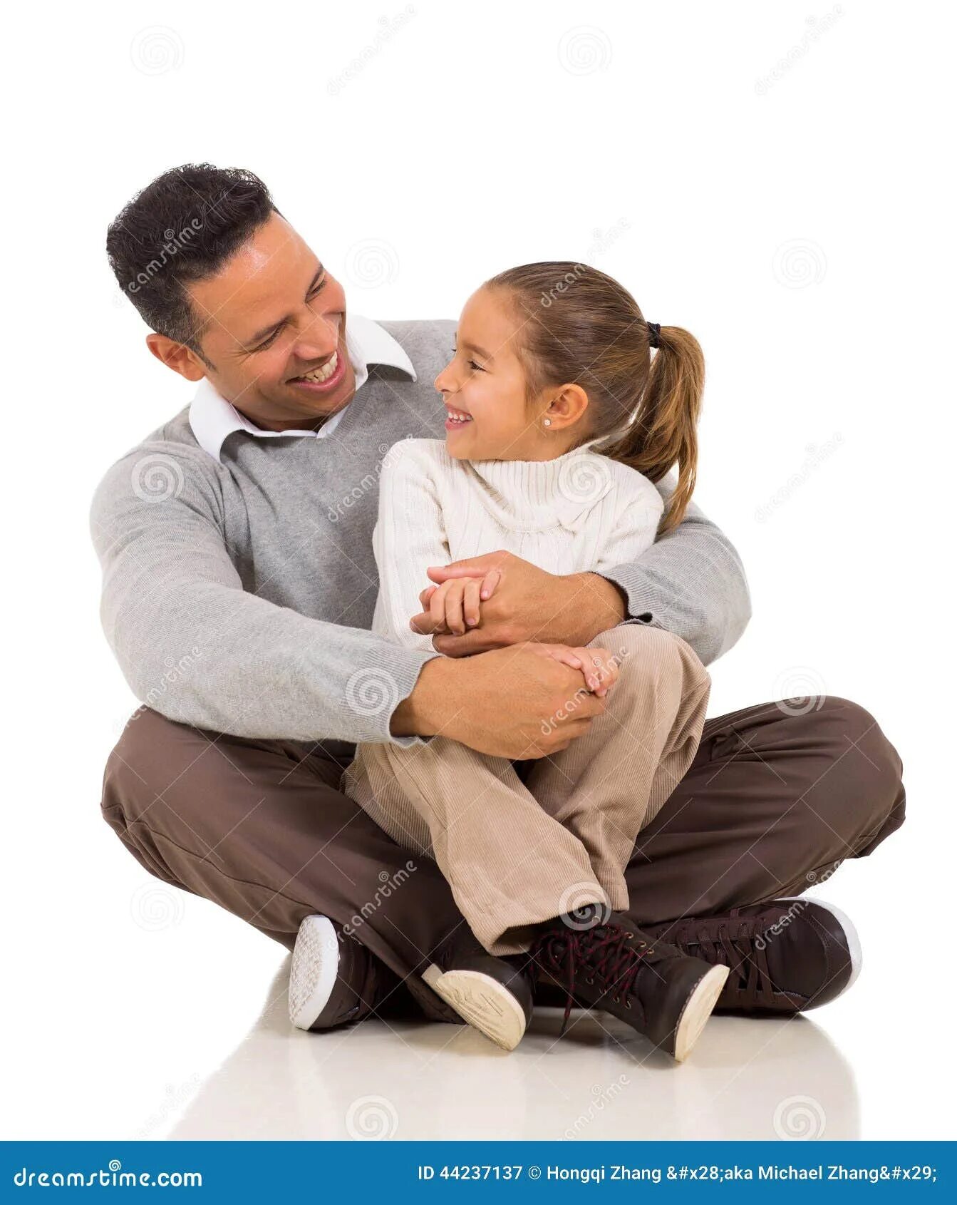 Папа положил руку на сына. Father sits on me. Девочка сидит на мальчике сверху. Дочка на коленях у папы. Парень сидит на крыльце.