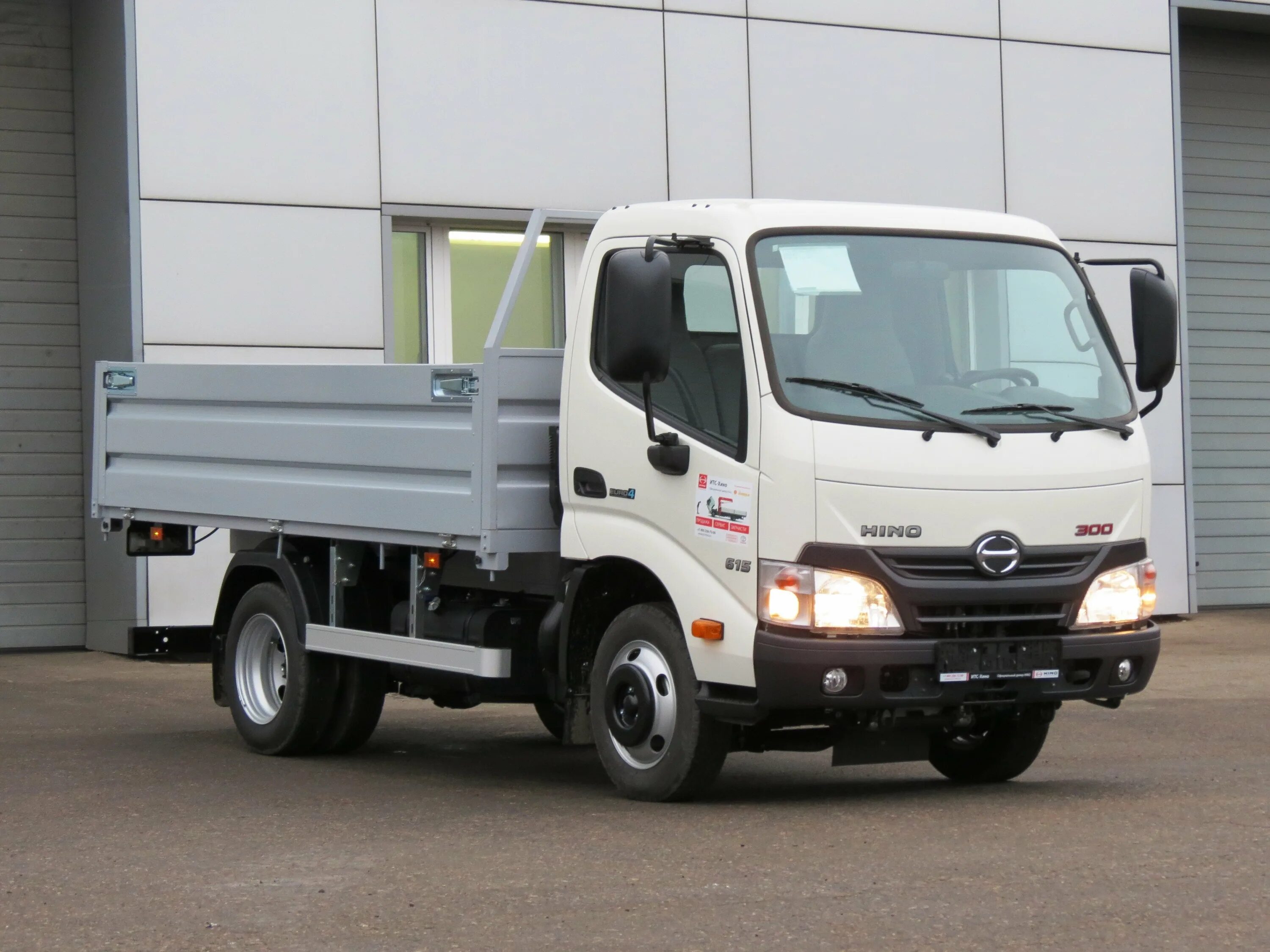 Грузовики бу 3 тонны. Хино 300. Хино 300 3т. Hino 300 xzu600l. Hino 300 3.5 т.