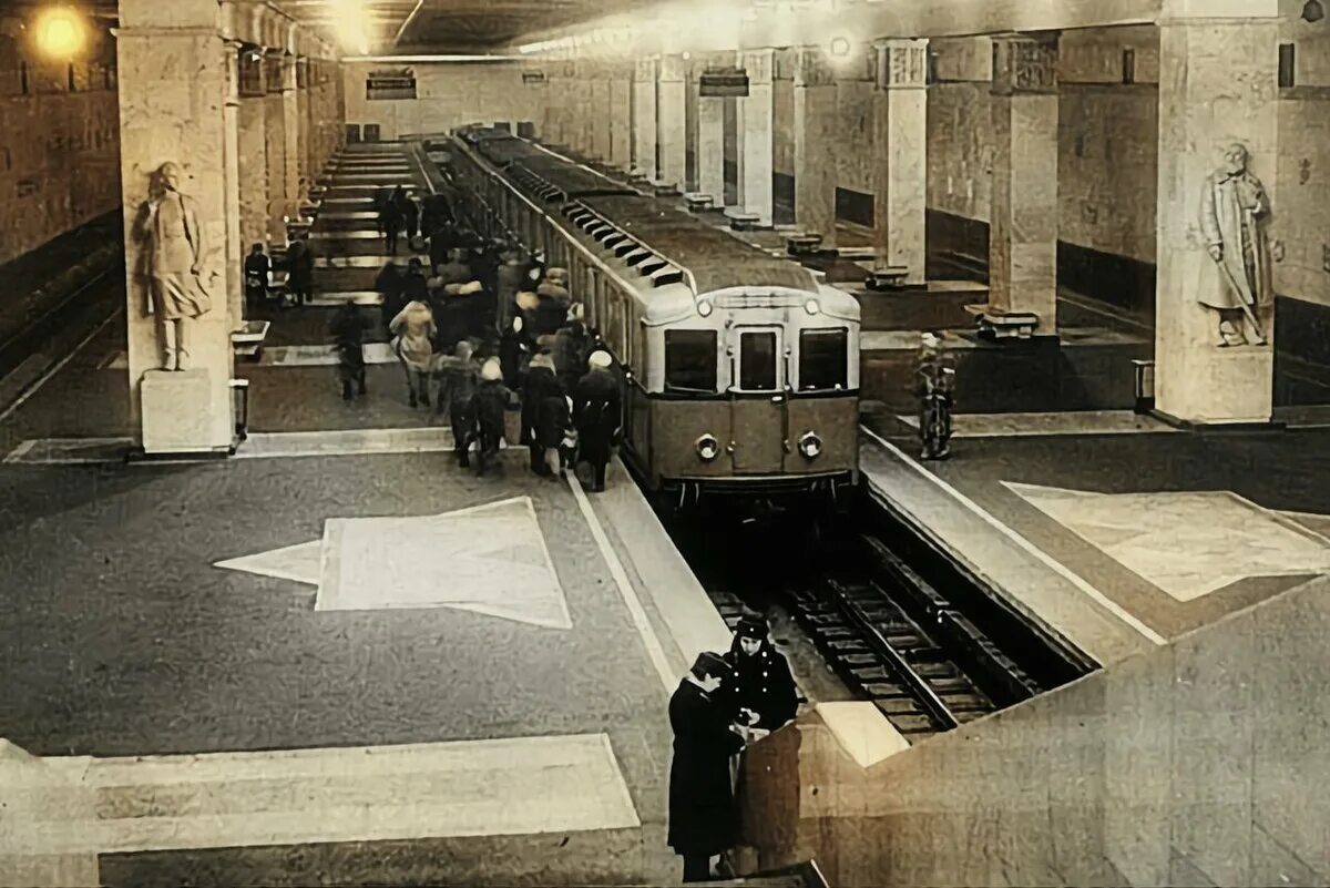 Сталин на арбатской. Станция метро Измайловский парк. Станция Измайловский парк имени Сталина. Станция метро «Измайловский парк культуры и отдыха имени Сталина». Измайловский парк метро Партизанская.