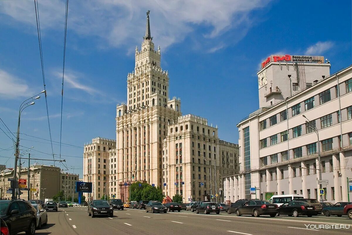 И два здания на площади