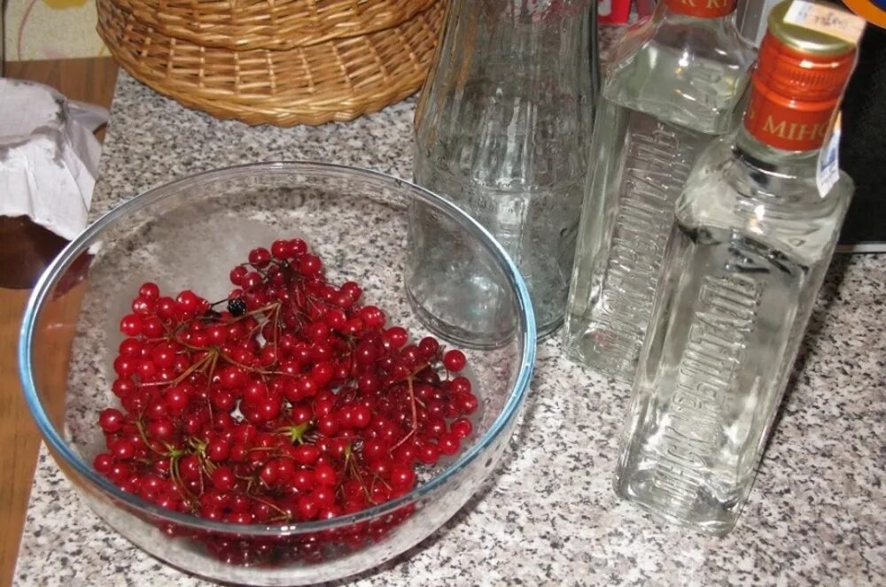 Калина настойка. Рябиновка настойка. Наливка калина. Калина настойка. Калина настойка.