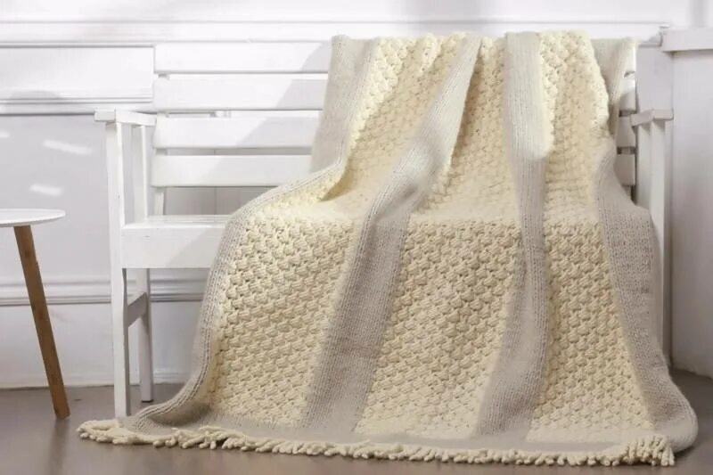 Плед крупной вязки. Вязаные покрывала. Вязка пледа. Плед крупной вязки. Плед вязаный.