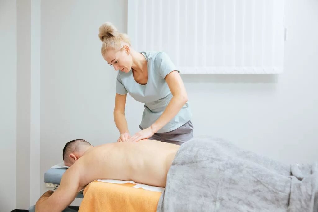 Massage session. Спортивный массаж. Массаж только для женщин. Массаж взрослой женщине. Массажная сессия.