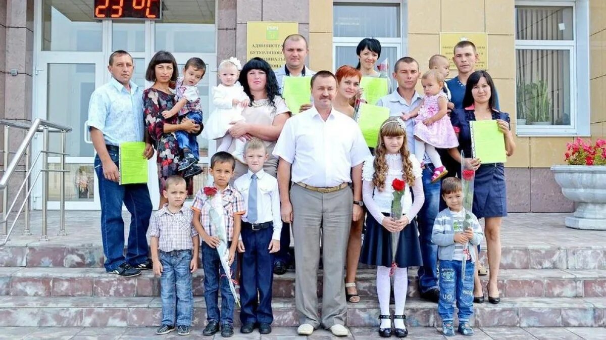 Конкурс молодая семья. Молодая семья братск. Молодая семья кинель. Жерздев вручение сертификата фото молодая семья. Очередь молодая семья самарская область.
