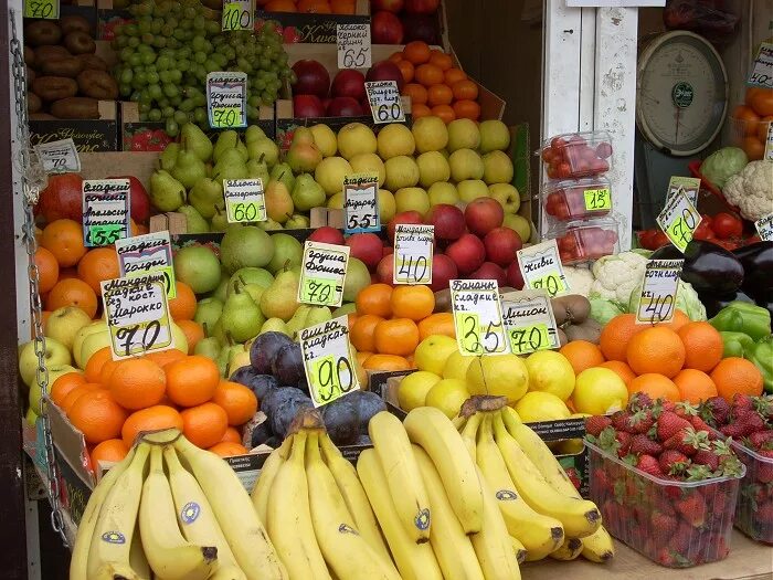 Где купить фрукты овощи. Оптовый рынок. Фрукты на рынке. Фрукты на рынке сейчас. На рынке продают фрукты.